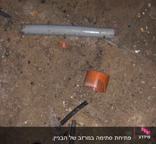 צינורות שבורים על אדמה רטובה באתר עבודה
